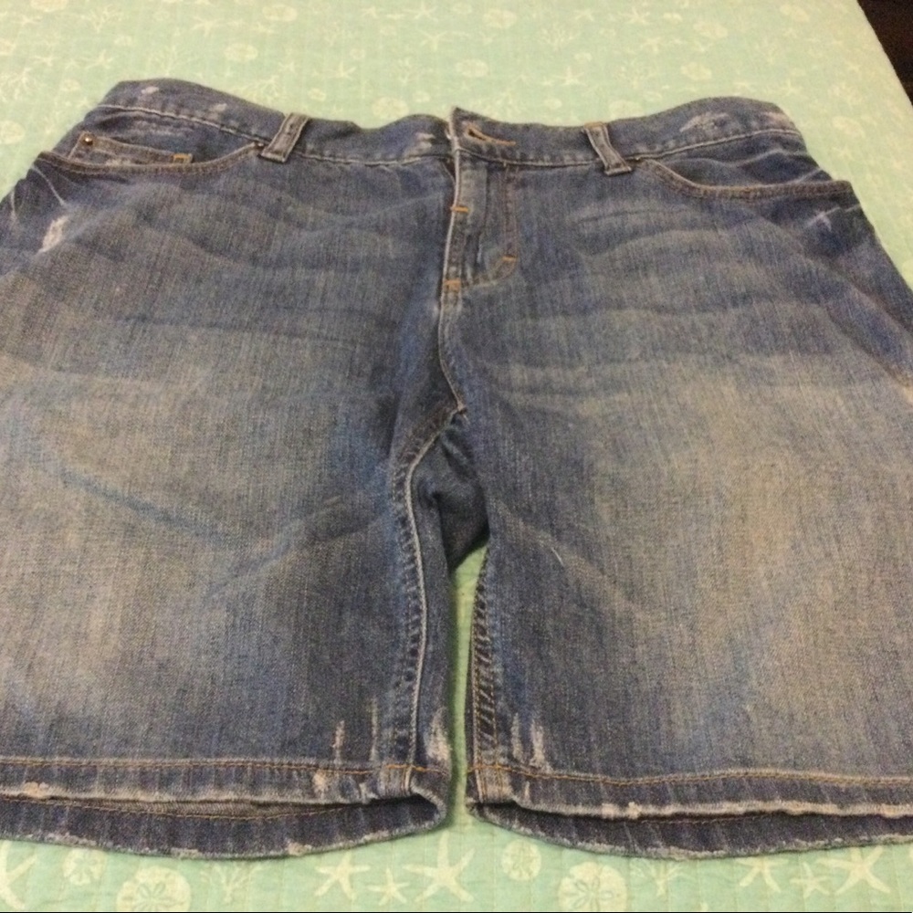 Boyfriend distressed jean shorts size 10
Massimo brand